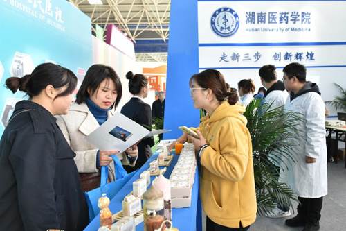 说明: http://news.hnmu.com.cn/__local/C/07/C9/1C58425353E063A17726EC1892E_21D642C5_1A1FF.jpg