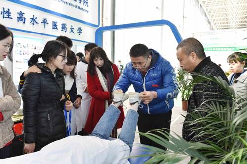 说明: http://news.hnmu.com.cn/__local/3/F3/33/895E10F162D446FC0F124E5FFBB_A66949E5_1C63B.jpg